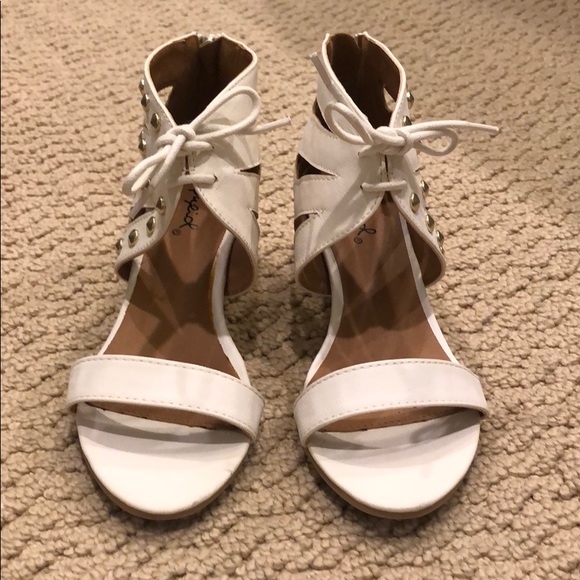 Qupid Shoes - White sandals with a small heel and gold studs Qupid Shoes - White sandals with a small heel and gold studs